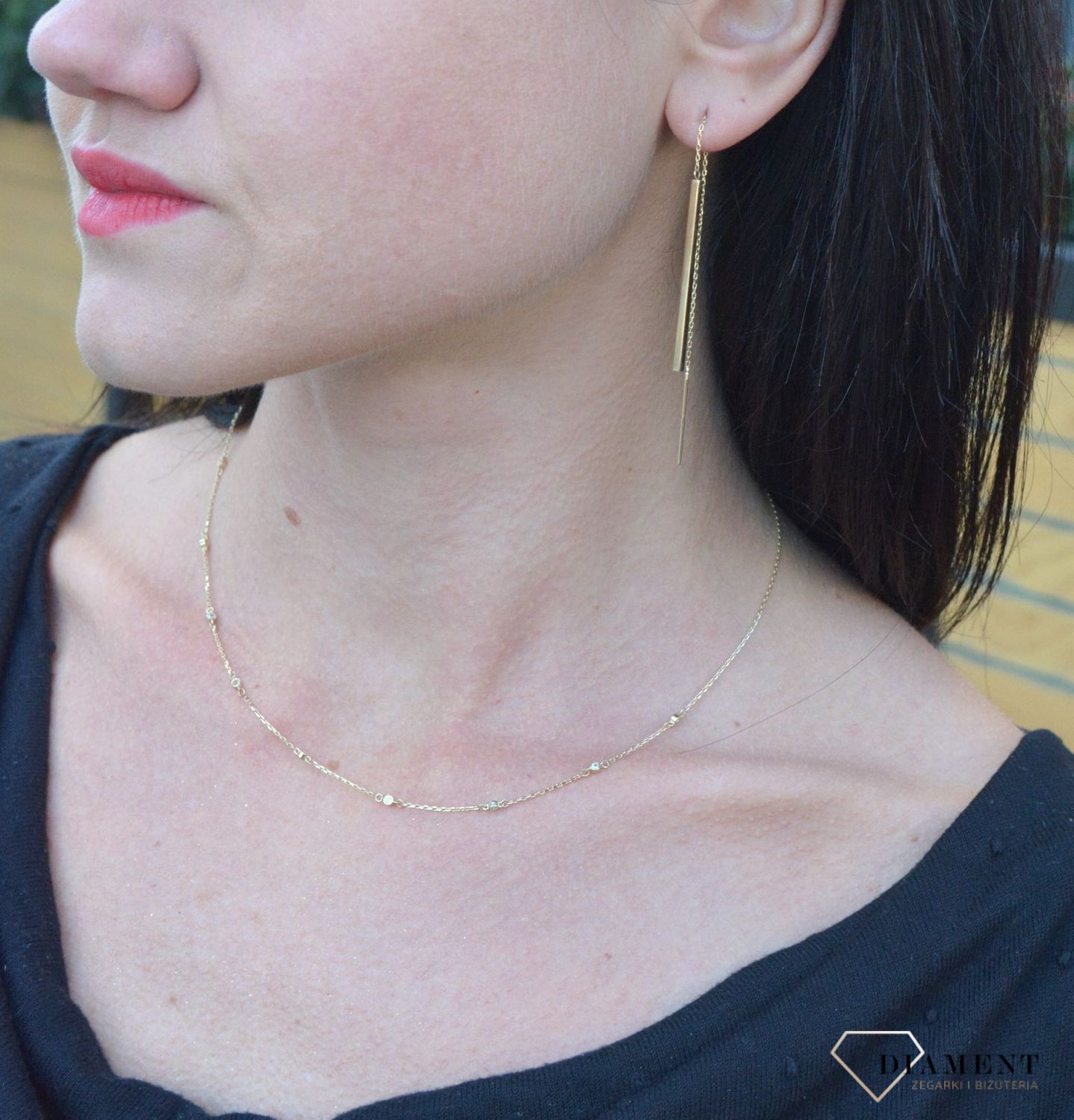 Złote kolczyki przeciągane z prostym patyczkiem DIA-KLC-4263-585. Złote kolczyki 585 przeciągane z prostym patyczkiem o gładkiej powierzchni.jpg