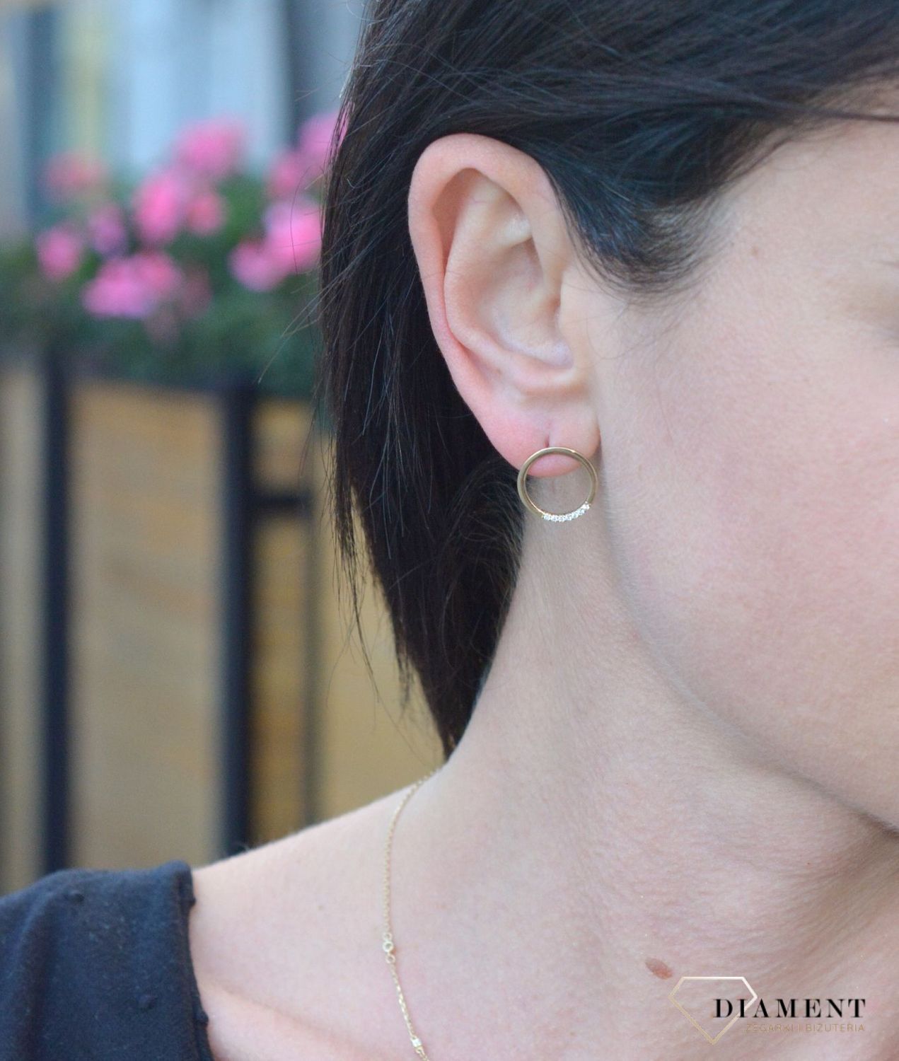 Złote kolczyki koła ozdobione błyszczącą cyrkonią DIA-KLC-4266-585. Złote kolczyki koła z cyrkonią z wygodnym zapięciem na sztyft.jpg