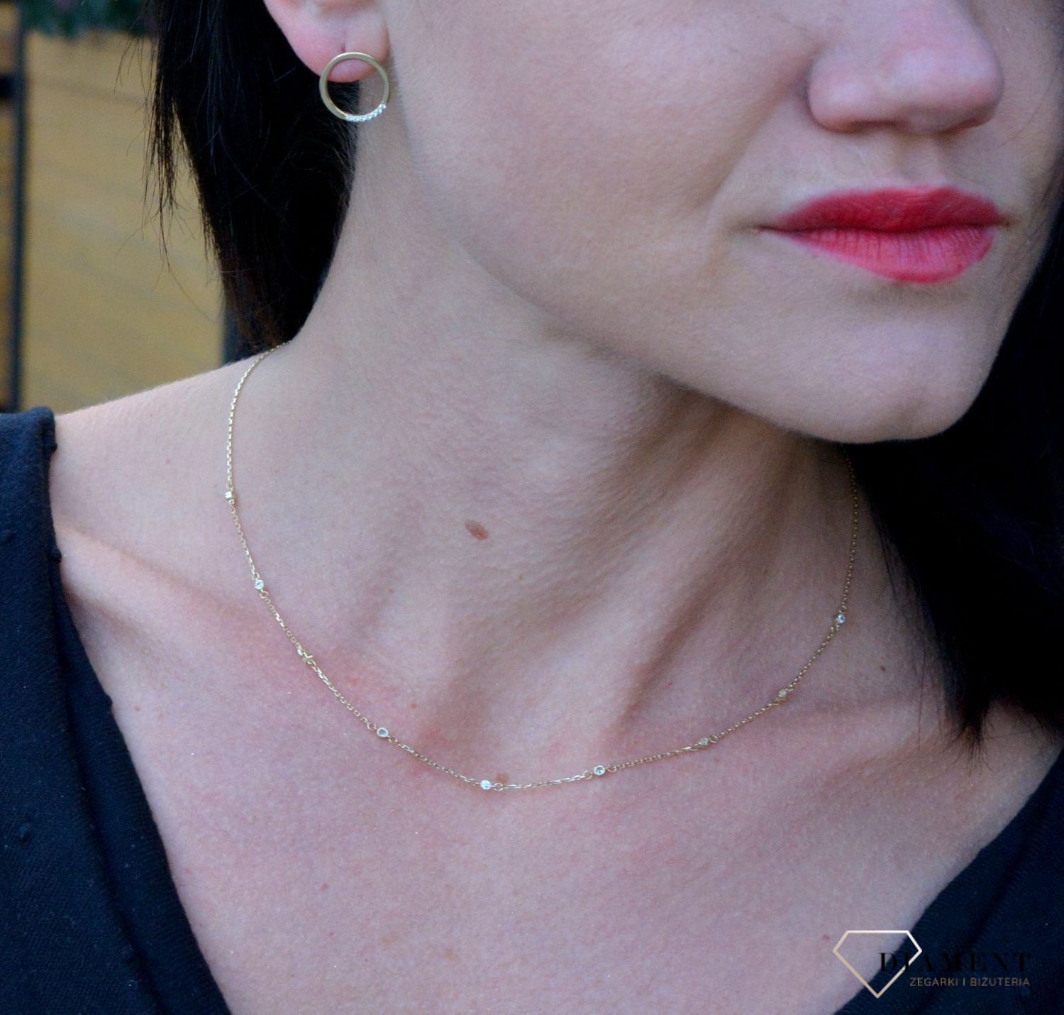 Złote kolczyki koła ozdobione błyszczącą cyrkonią DIA-KLC-4266-585. Złote kolczyki koła z cyrkonią z wygodnym zapięciem na sztyft.jpg