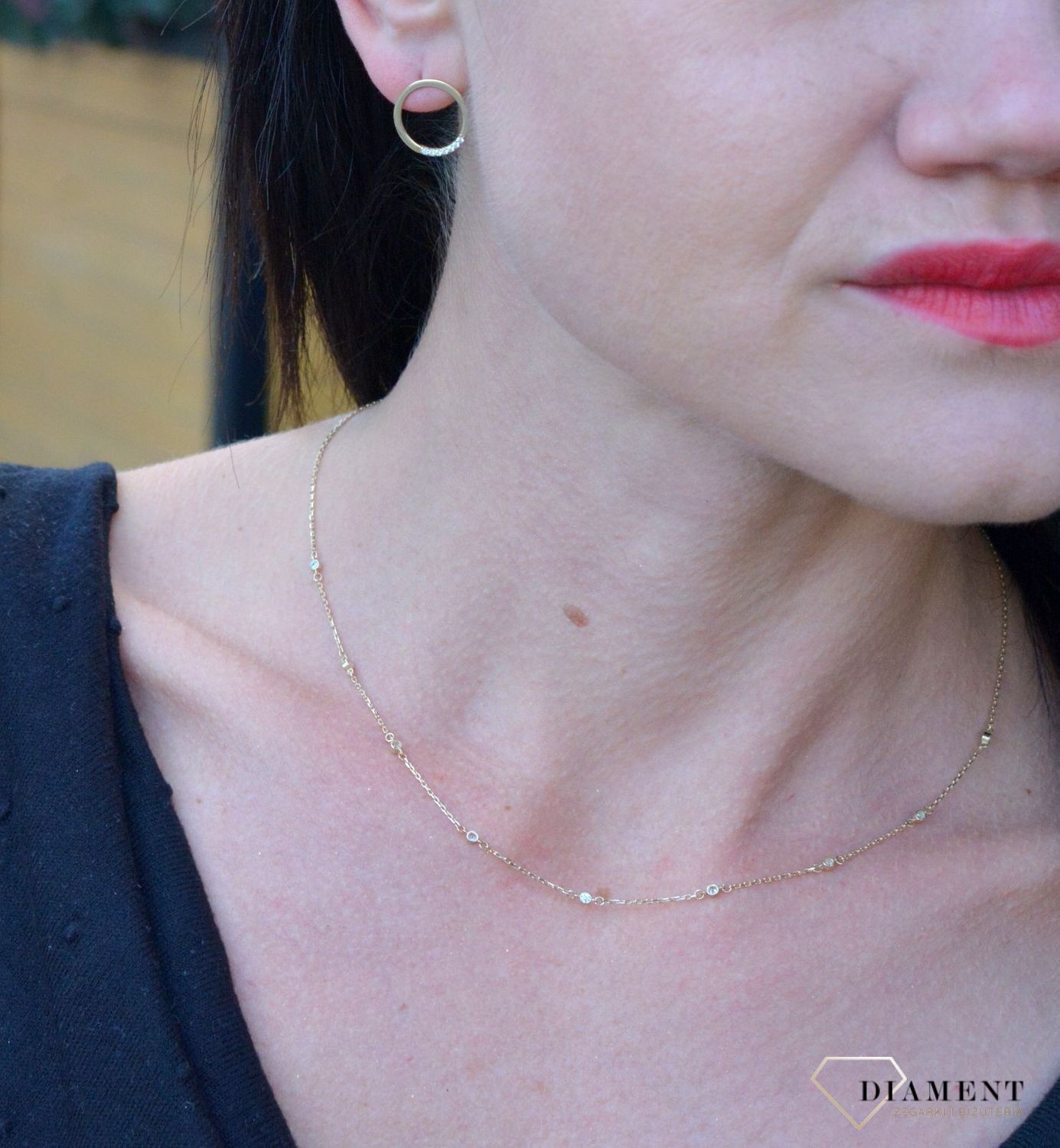 Złote kolczyki koła ozdobione błyszczącą cyrkonią DIA-KLC-4266-585. Złote kolczyki koła z cyrkonią z wygodnym zapięciem na sztyft.jpg