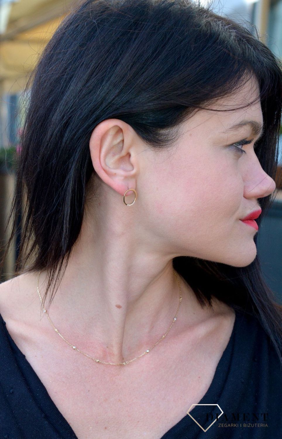 Złote kolczyki koła ozdobione błyszczącą cyrkonią DIA-KLC-4266-585. Złote kolczyki koła z cyrkonią z wygodnym zapięciem na sztyft.jpg