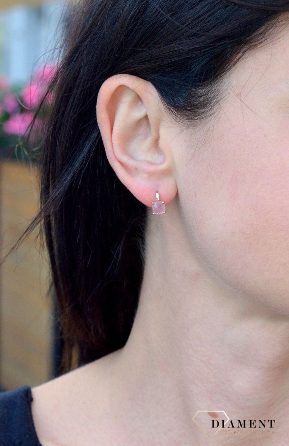 Złote kolczyki klasyczne kwarc różowy i cyrkonia DIA-KLC-4268-585. Przepiękne, złote kolczyki w oryginalnej i ponadczasowej formie ozdobione kwarcem różowym i białą cyrkonią.jpg