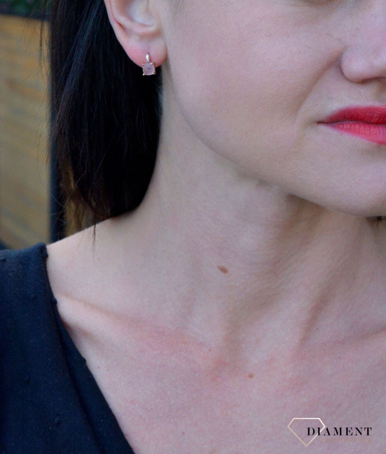 Złote kolczyki klasyczne kwarc różowy i cyrkonia DIA-KLC-4268-585. Przepiękne, złote kolczyki w oryginalnej i ponadczasowej formie ozdobione kwarcem różowym i białą cyrkonią.jpg