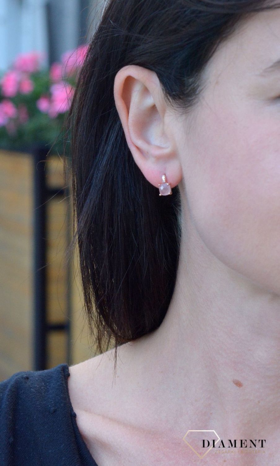 Złote kolczyki klasyczne kwarc różowy i cyrkonia DIA-KLC-4268-585. Przepiękne, złote kolczyki w oryginalnej i ponadczasowej formie ozdobione kwarcem różowym i białą cyrkonią.jpg