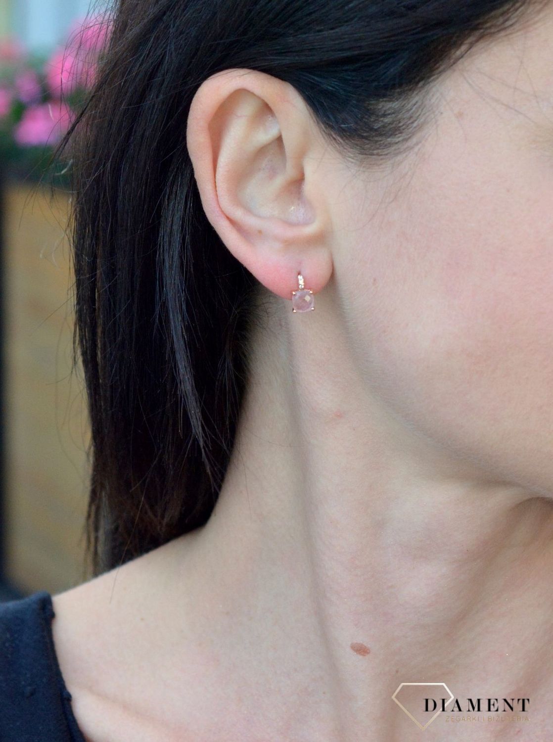 Złote kolczyki klasyczne kwarc różowy i cyrkonia DIA-KLC-4268-585. Przepiękne, złote kolczyki w oryginalnej i ponadczasowej formie ozdobione kwarcem różowym i białą cyrkonią.jpg