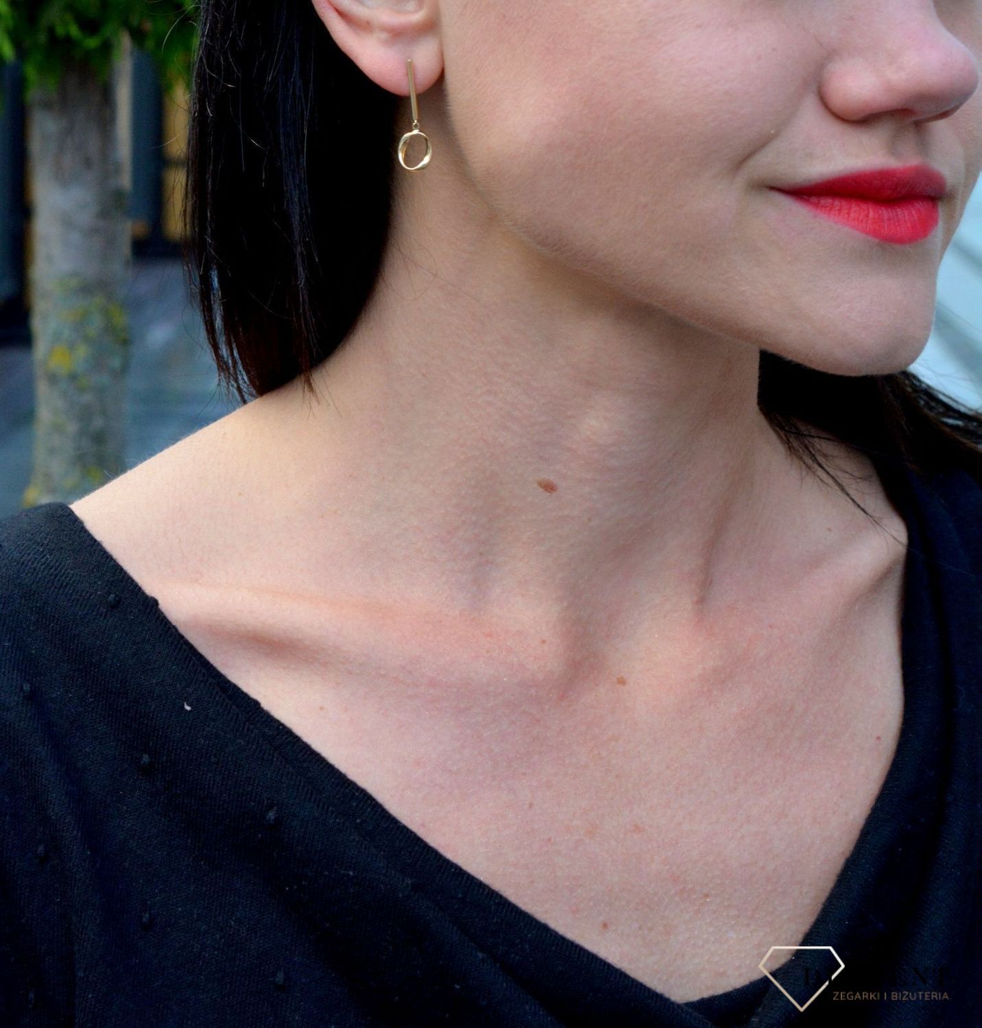 Złote kolczyki prosty patyczek z falistym kółkiem DIA-KLC-4269-585. Nowoczesne kolczyki w kształcie prostego patyczka, zakończonego falistym kółkiem to idealny wybór zarówno na co dzień.jpg