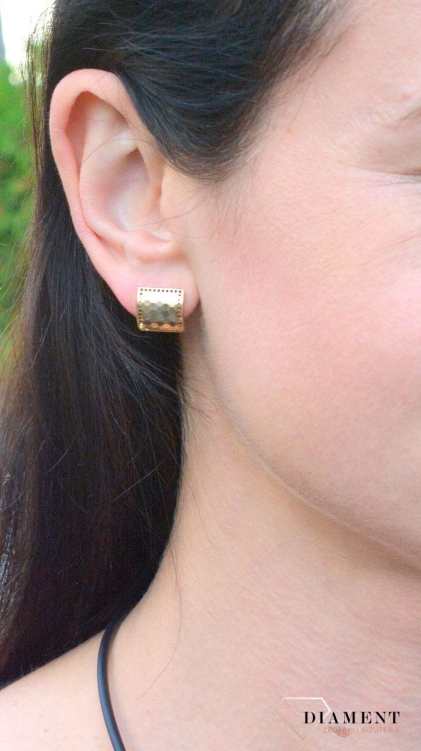 Złote kolczyki szeroka blaszka z grawerem DIA-KLC-4295-585.jpg