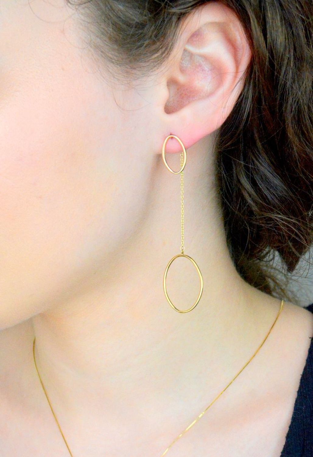 Kolczyki złote wiszące dwa elementy pr 585, DIA-KLC-4298-585 Złote kolczyki zostały wykonane z najwyższej jakości złota próby 585. Kunsztownie wykonane złote kolczyki to idealny prezent dla każdej kobiety.1.jpg