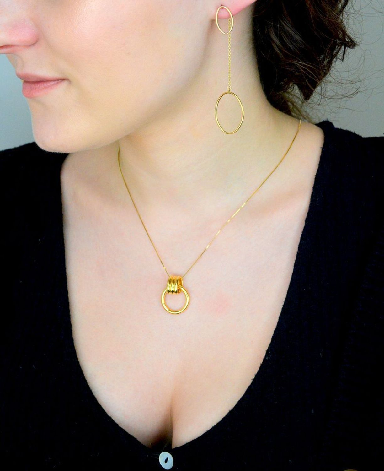 Kolczyki złote wiszące dwa elementy pr 585, DIA-KLC-4298-585 Złote kolczyki zostały wykonane z najwyższej jakości złota próby 585. Kunsztownie wykonane złote kolczyki to idealny prezent dla każdej kobiety.1.jpg