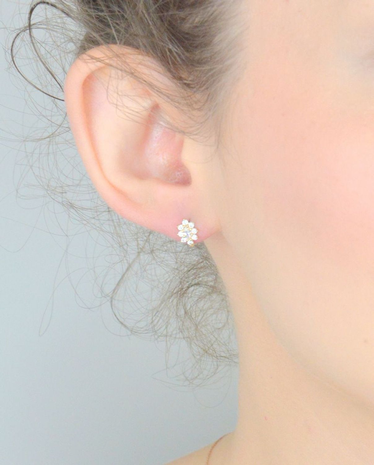 Kolczyki złote 585 owalny kwiat z cyrkoniami DIA-KLC-4319-585 Subtelny blask 14-karatowego białego złota, próby 585 szlachetnego kruszcu, zamknięty w uroczej formie delikatnego kwiatu. 1.jpg