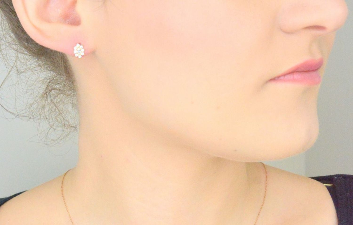 Kolczyki złote 585 owalny kwiat z cyrkoniami DIA-KLC-4319-585 Subtelny blask 14-karatowego białego złota, próby 585 szlachetnego kruszcu, zamknięty w uroczej formie delikatnego kwiatu. 1.jpg