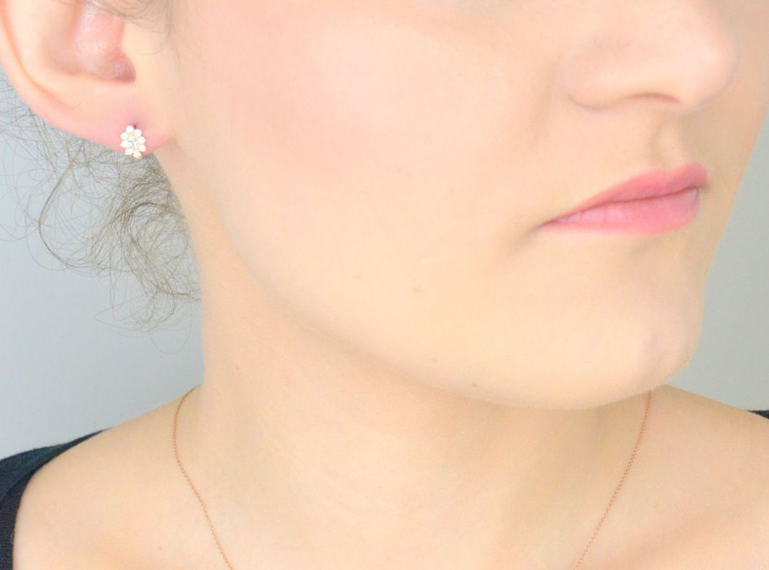 Kolczyki złote 585 owalny kwiat z cyrkoniami DIA-KLC-4319-585 Subtelny blask 14-karatowego białego złota, próby 585 szlachetnego kruszcu, zamknięty w uroczej formie delikatnego kwiatu. 1.jpg