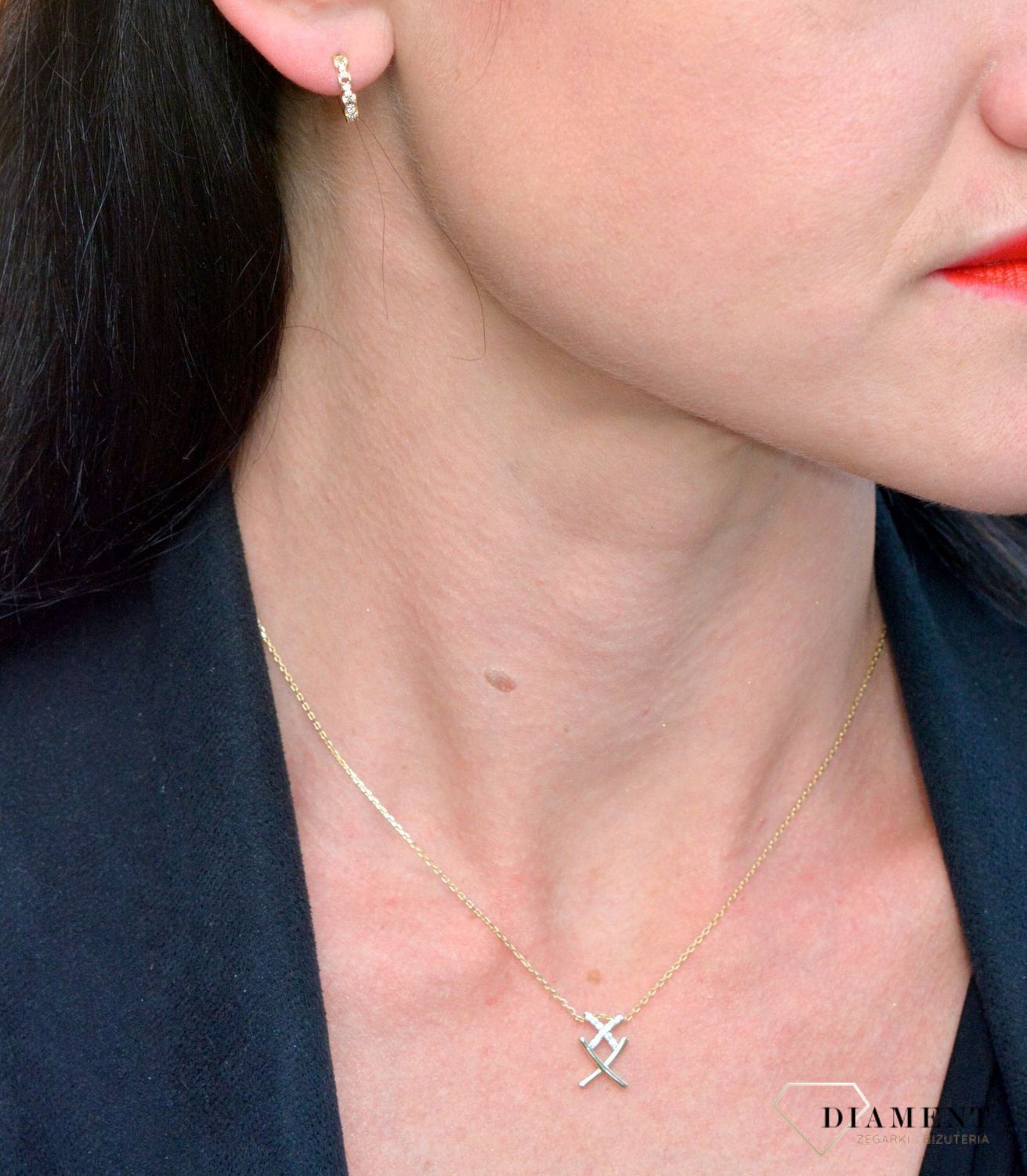 Złote kolczyki małe kółka ozdobione białą cyrkonią DIA-KLC-4323-585.jpg