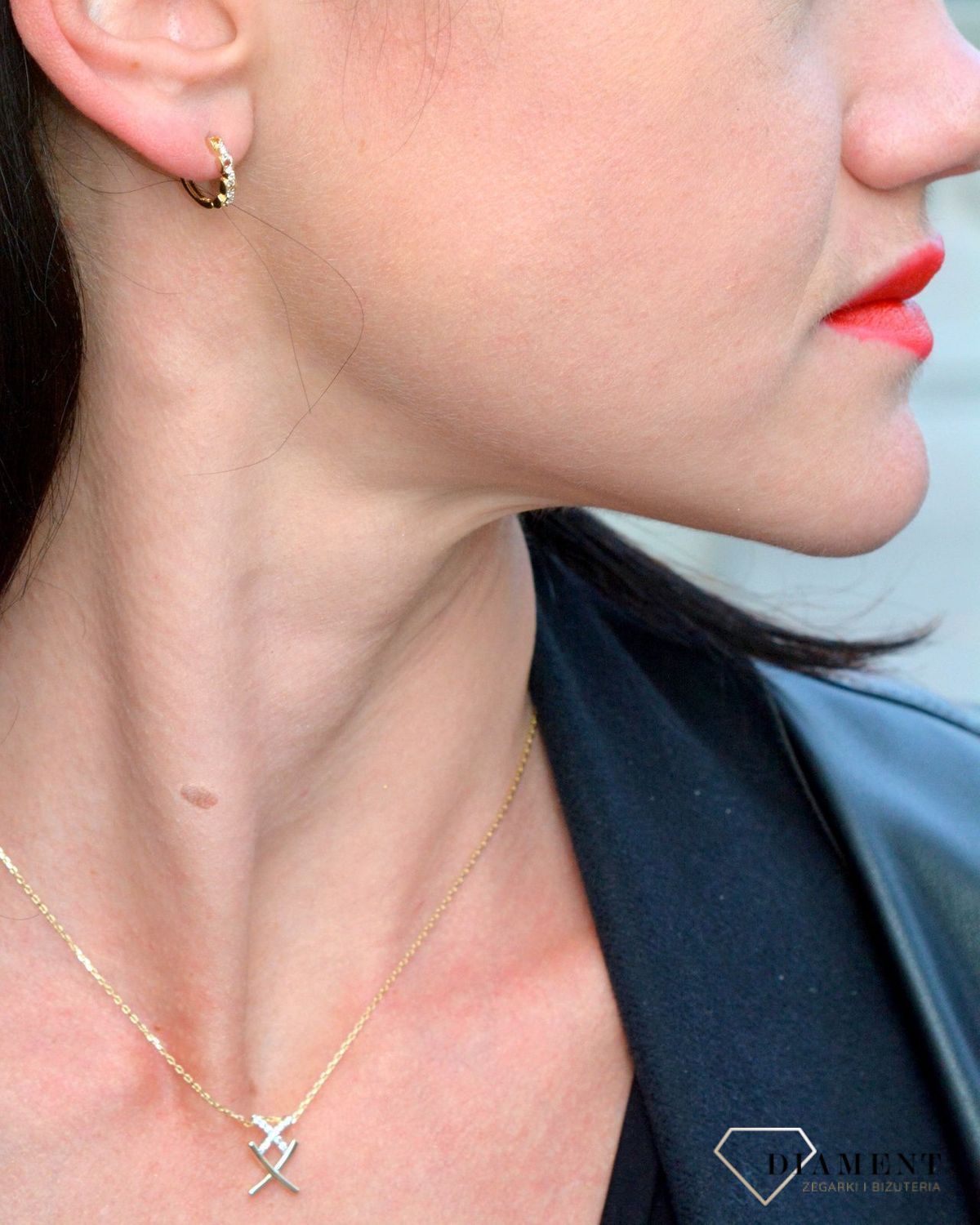 Złote kolczyki małe kółka ozdobione białą cyrkonią DIA-KLC-4323-585.jpg