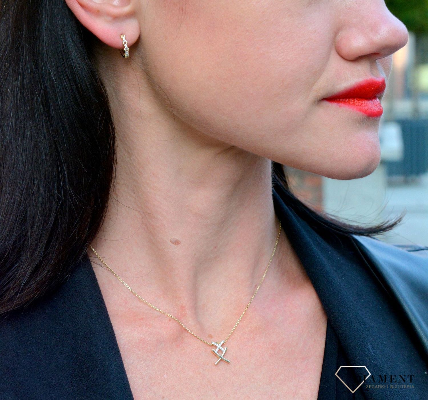 Złote kolczyki małe kółka ozdobione białą cyrkonią DIA-KLC-4323-585.jpg