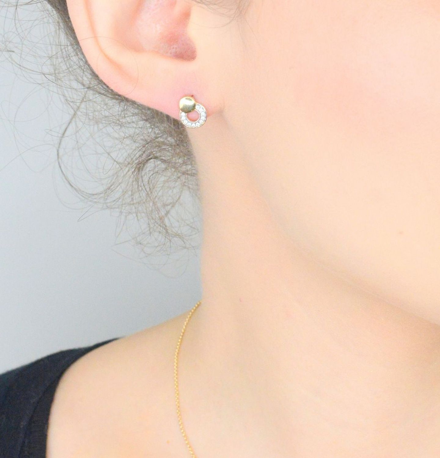 Kolczyki złote 585 kółeczka z cyrkoniami DIA-KLC-4324-585 Kolczyki złote 585 kółeczka z cyrkoniami DIA-KLC-4324-585. Kolczyki ozdobione delikatnym elementem. 1.jpg