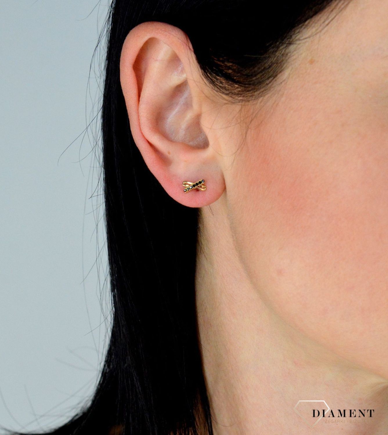 Złote kolczyki przy uchu 'znak X' ozdobiony czarną cyrkonią DIA-KLC-4404-585.jpg