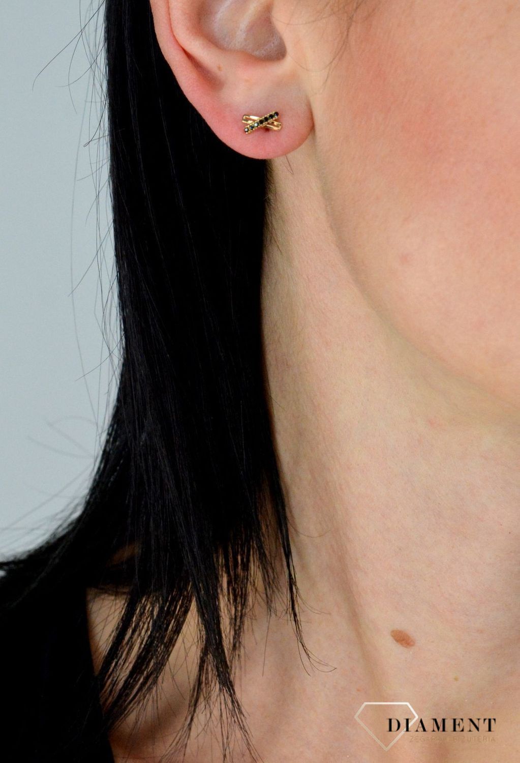 Złote kolczyki przy uchu 'znak X' ozdobiony czarną cyrkonią DIA-KLC-4404-585.jpg