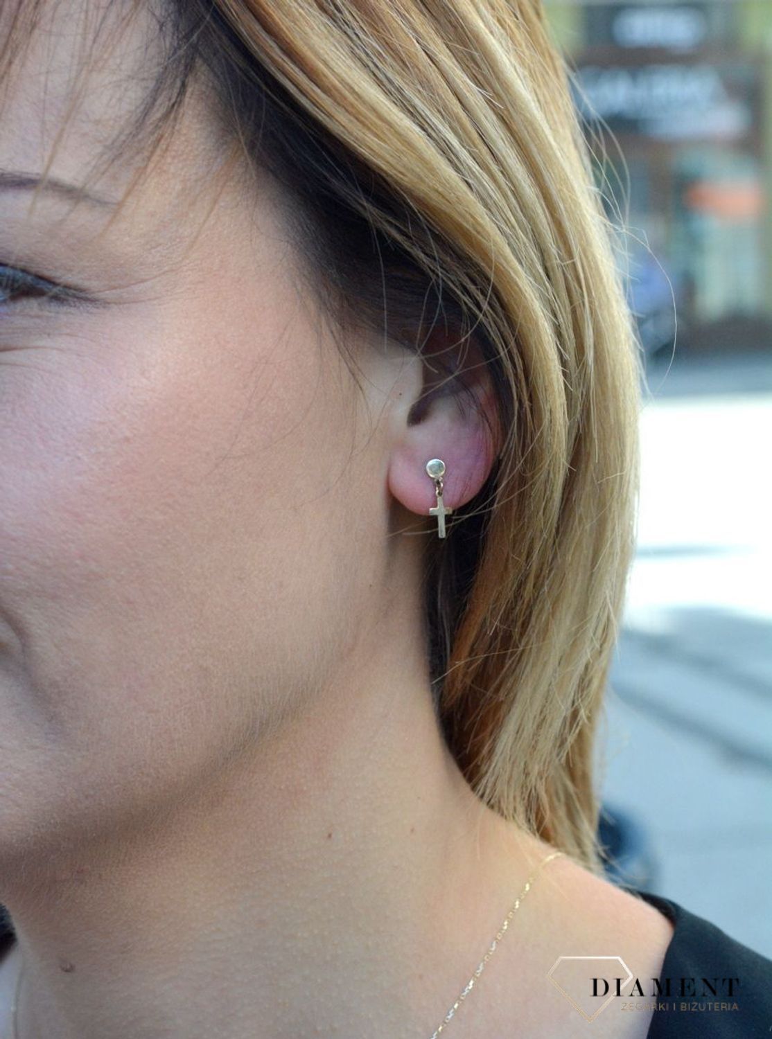 Złote kolczyki wiszące kółko z krzyżykiem DIA-KLC-4405-585.jpg