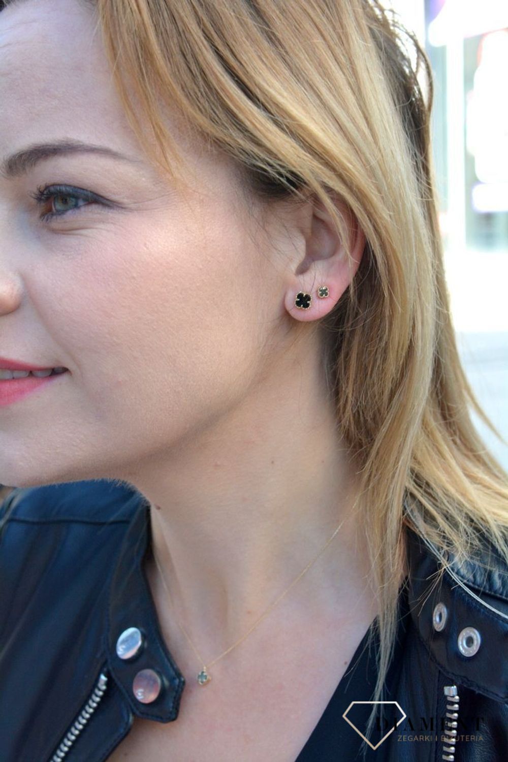 Złote kolczyki przy uchu koniczynki z onyksem DIA-KLC-4407S-585.png