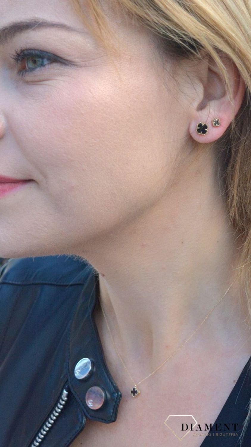 Złote kolczyki przy uchu koniczynki z onyksem DIA-KLC-4407S-585.png