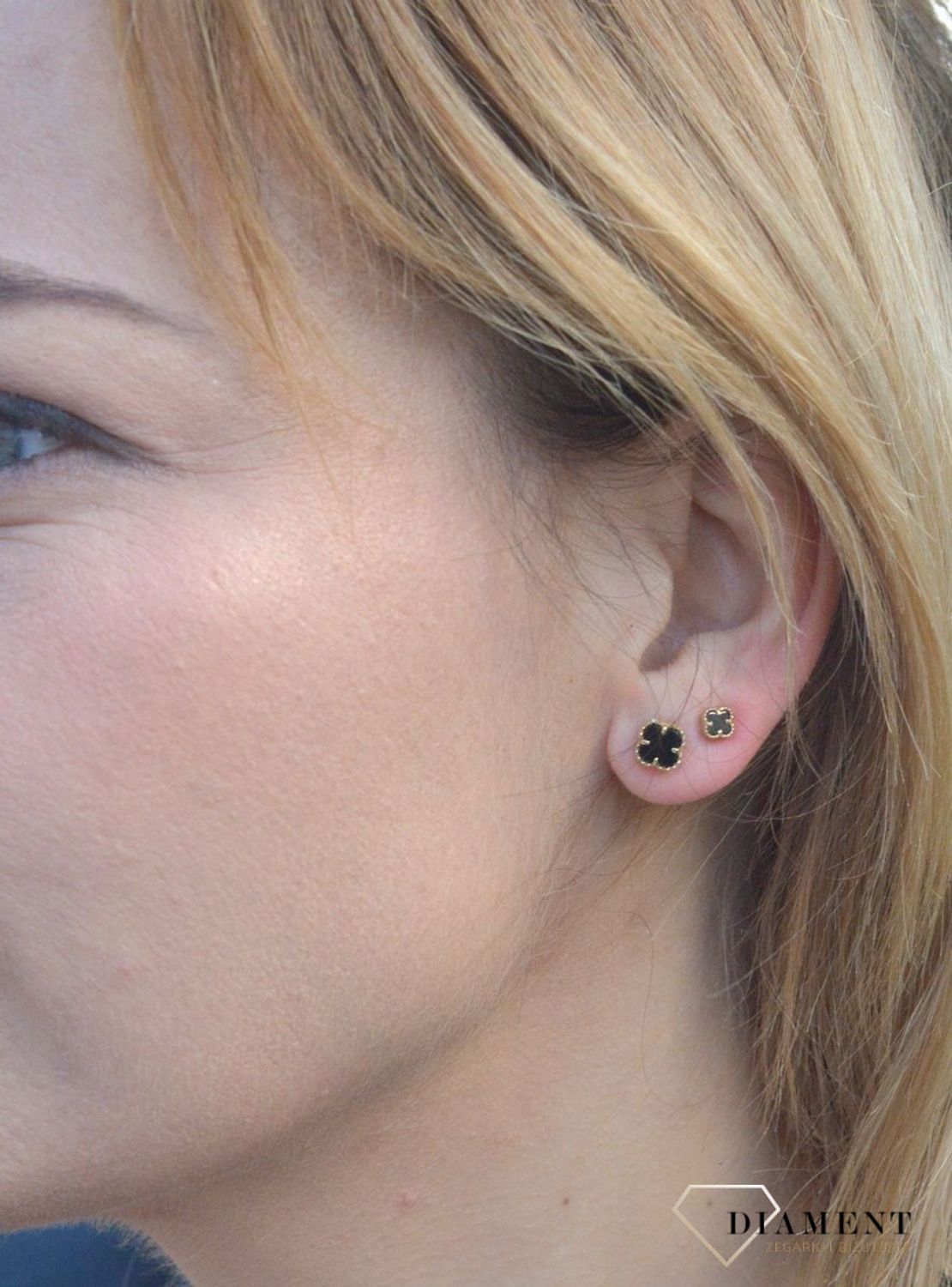 Złote kolczyki przy uchu koniczynki z onyksem DIA-KLC-4407S-585.png