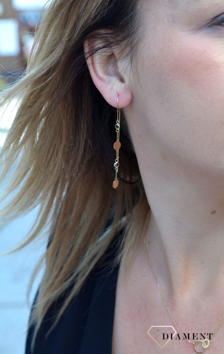 Złote kolczyki przeciągane z okrągłymi blaszkami i czarną cyrkonią DIA-KLC-4420-585.jpg