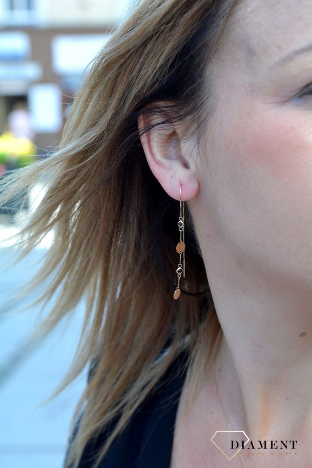 Złote kolczyki przeciągane z okrągłymi blaszkami i czarną cyrkonią DIA-KLC-4420-585.jpg