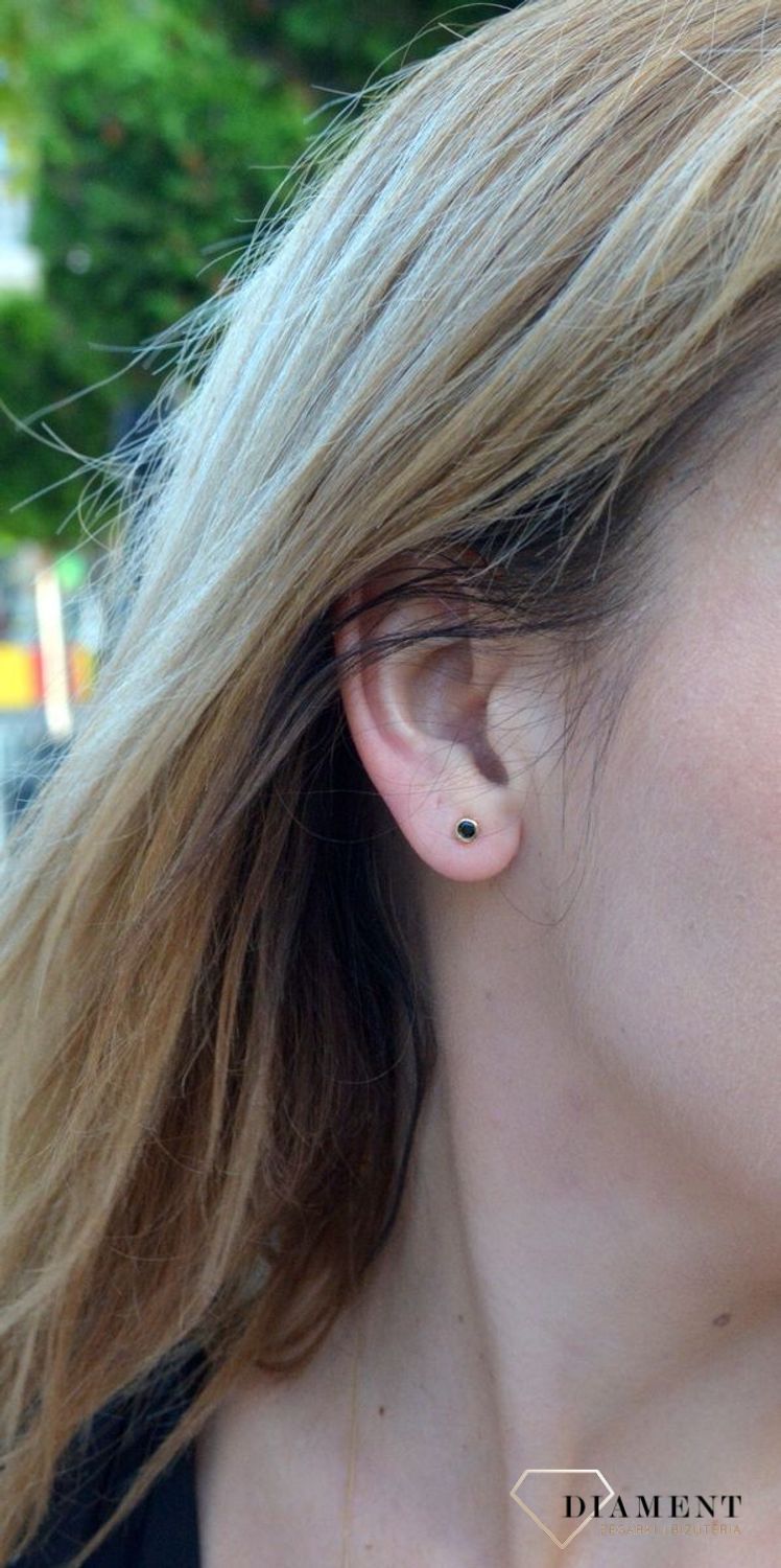 Złote kolczyki przy uchu delikatna, czarna cyrkonia DIA-KLC-4424-585.png