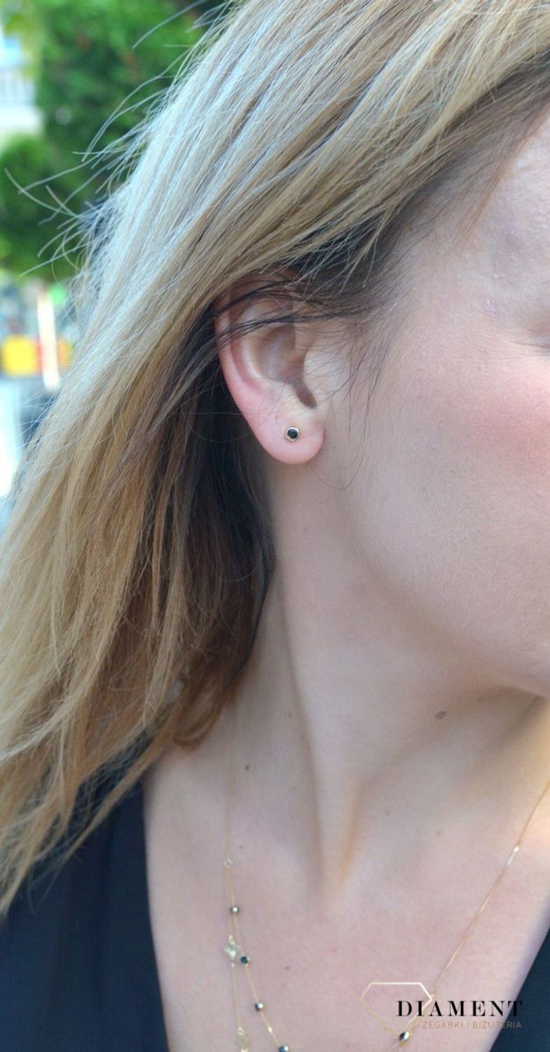 Złote kolczyki przy uchu delikatna, czarna cyrkonia DIA-KLC-4424-585.png