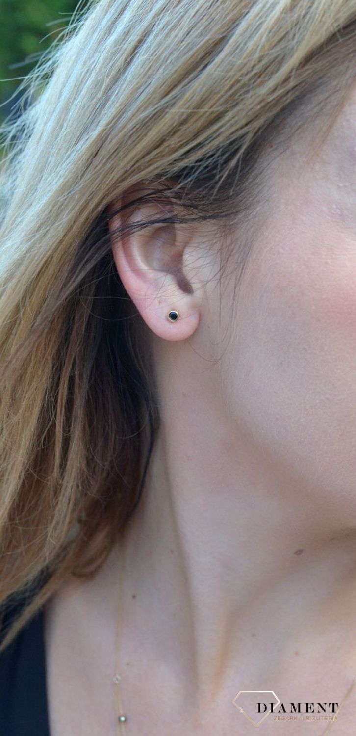 Złote kolczyki przy uchu delikatna, czarna cyrkonia DIA-KLC-4424-585.png