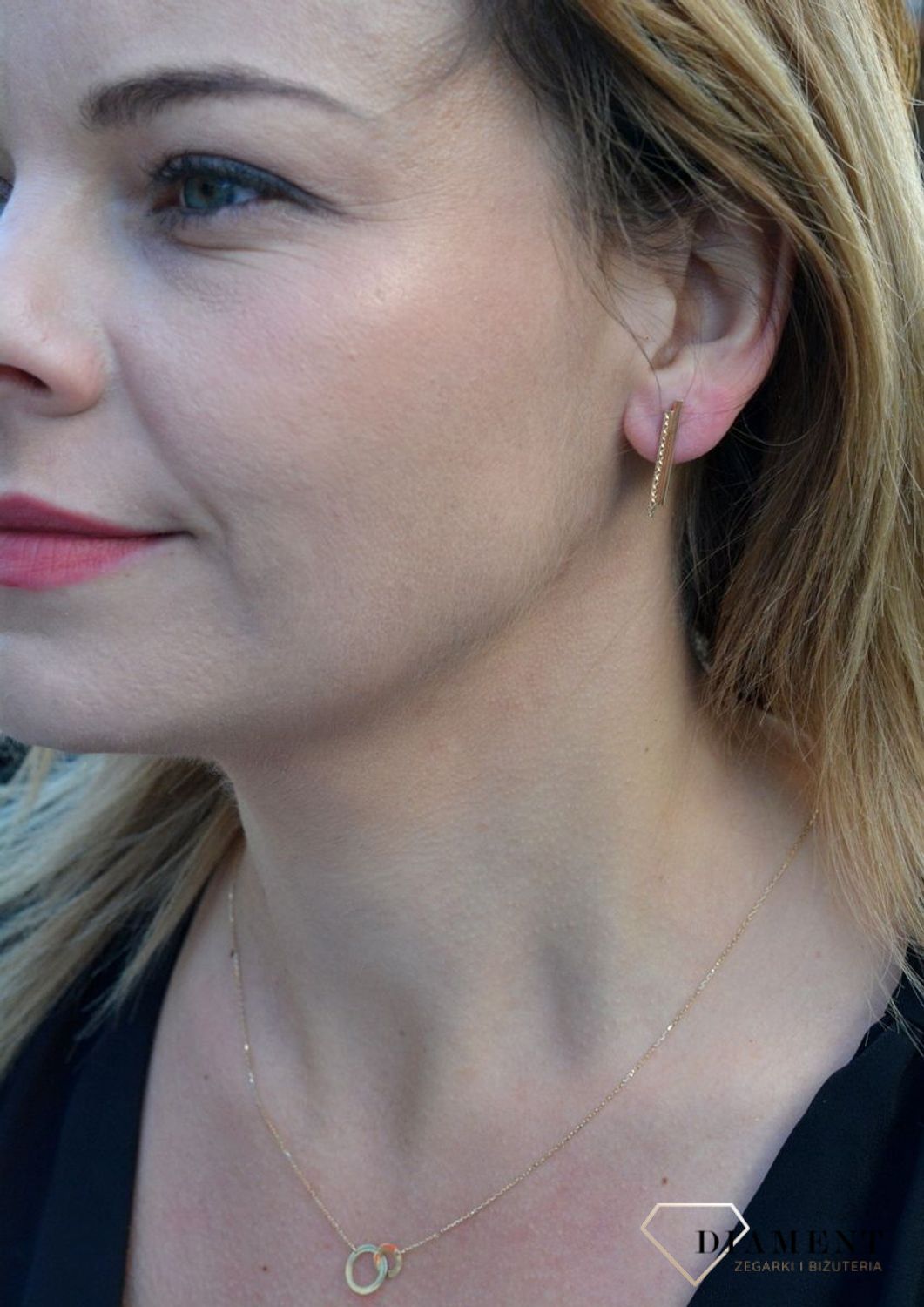 Złote kolczyki dwa patyczki z ozdobnym grawerem DIA-KLC-4427-585.jpg