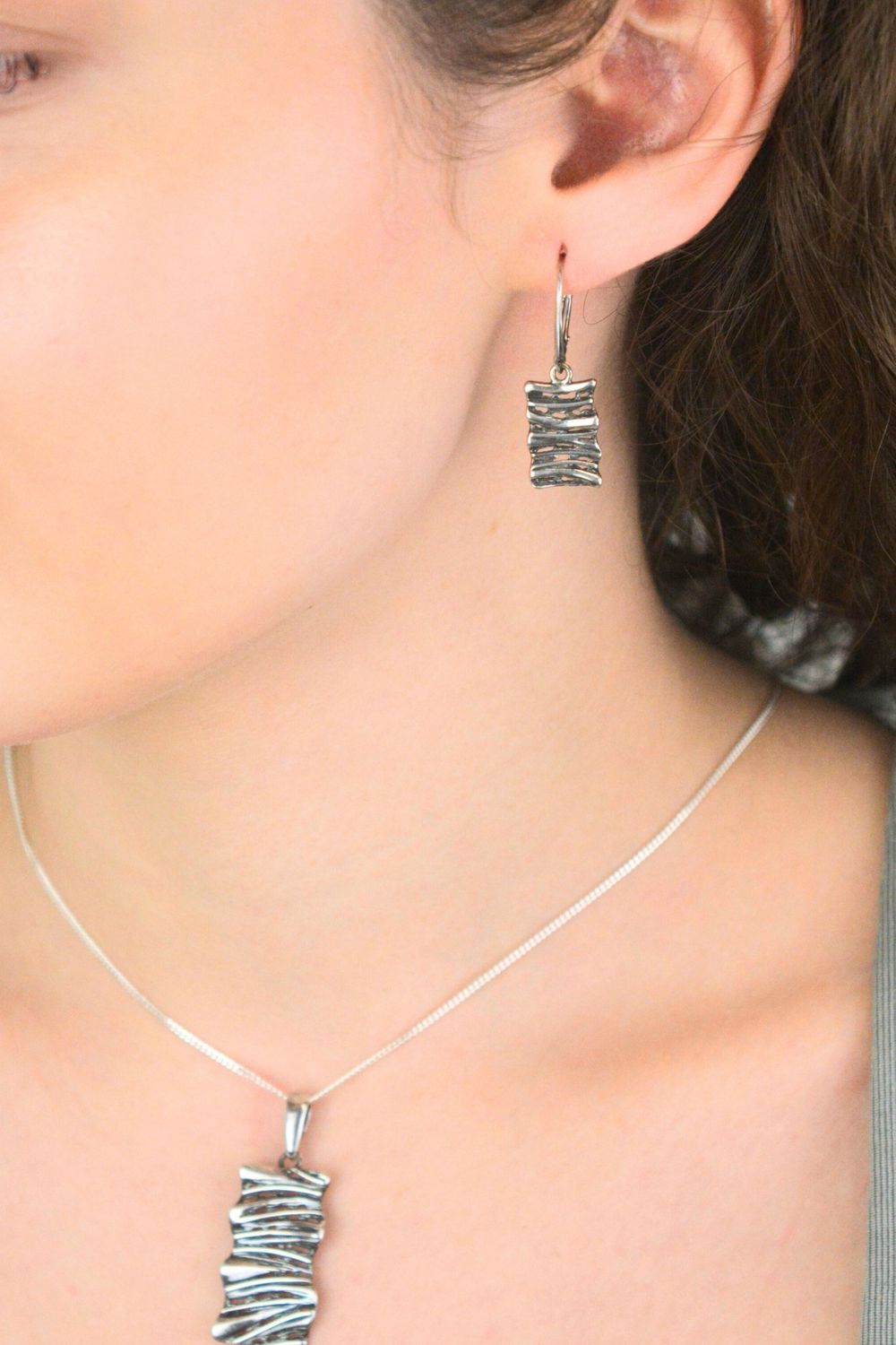 Eleganckie srebrne kolczyki oksydowane DIA-KLC-4667-925 w kształcie prostokątów. Wykonane ze srebra próby 925, długość 3,4 cm, klasyczne angielskie zapięcie. Idealny dodatek do stylizacji 1.jpg