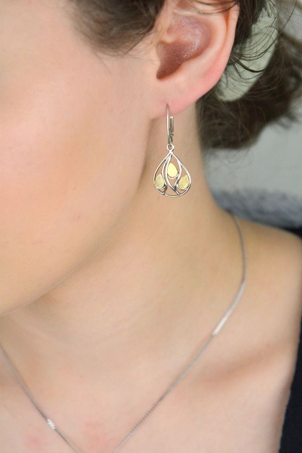 Eleganckie kolczyki srebrne próba 925 w kształcie łezek z dodatkiem pozłacania. Zapięcie na bigiel angielski, długość 3,5 cm, szerokość 1,5 cm, waga 4,40 g. Subtelne i kobiece.1.jpg