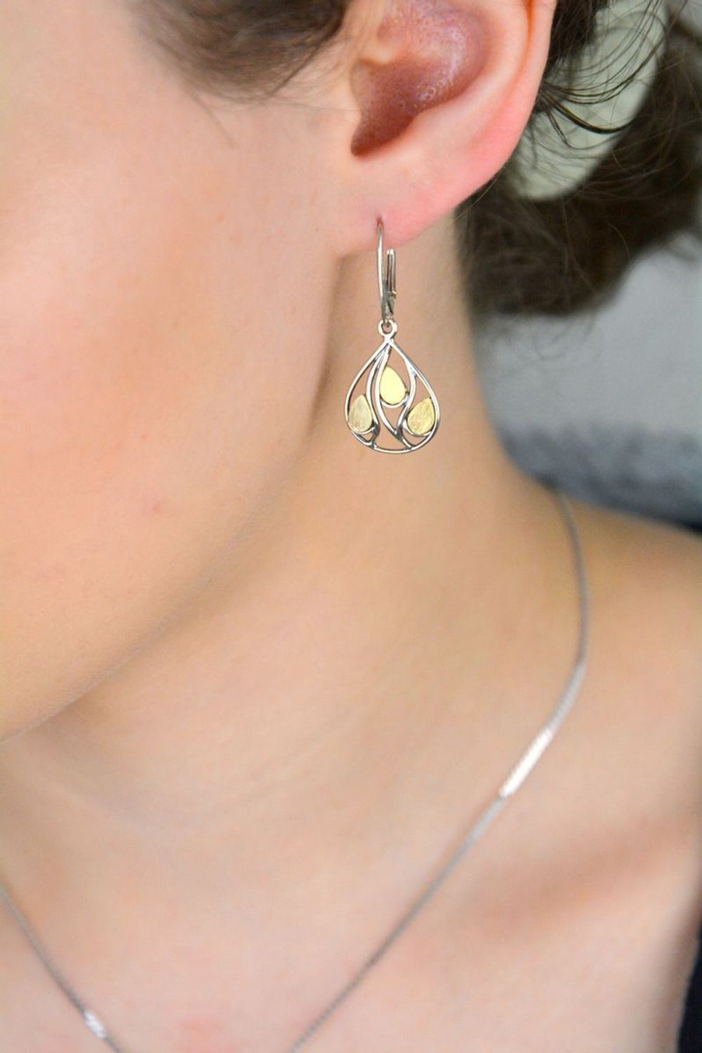 Eleganckie kolczyki srebrne próba 925 w kształcie łezek z dodatkiem pozłacania. Zapięcie na bigiel angielski, długość 3,5 cm, szerokość 1,5 cm, waga 4,40 g. Subtelne i kobiece.1.jpg