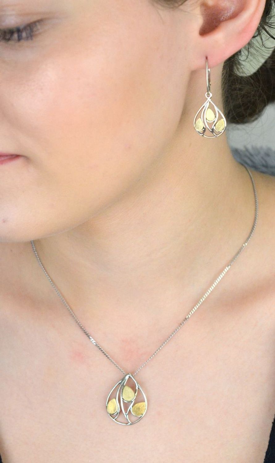 Eleganckie kolczyki srebrne próba 925 w kształcie łezek z dodatkiem pozłacania. Zapięcie na bigiel angielski, długość 3,5 cm, szerokość 1,5 cm, waga 4,40 g. Subtelne i kobiece.1.jpg