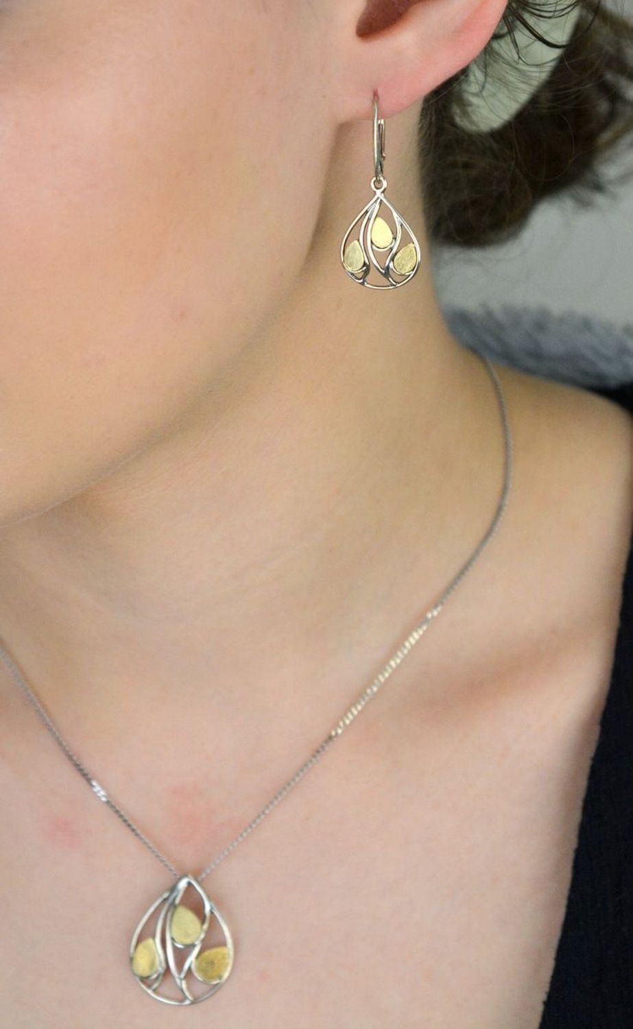 Eleganckie kolczyki srebrne próba 925 w kształcie łezek z dodatkiem pozłacania. Zapięcie na bigiel angielski, długość 3,5 cm, szerokość 1,5 cm, waga 4,40 g. Subtelne i kobiece.1.jpg