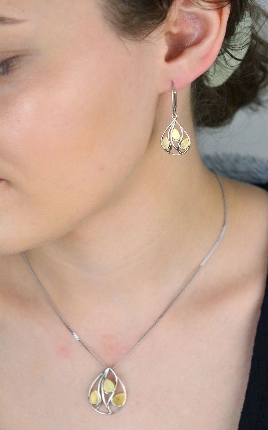 Eleganckie kolczyki srebrne próba 925 w kształcie łezek z dodatkiem pozłacania. Zapięcie na bigiel angielski, długość 3,5 cm, szerokość 1,5 cm, waga 4,40 g. Subtelne i kobiece.1.jpg