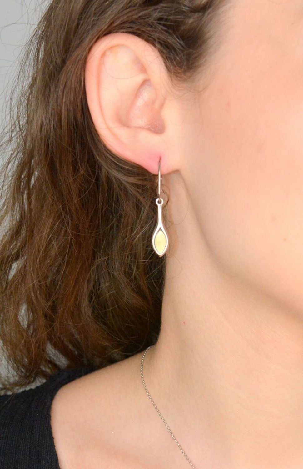 Kolczyki łezki srebrne pozłacane DIA-KLC-4678-925 Srebrne kolczyki zostały wykonane z najwyższej jakości srebra próby 925. Idealny prezent dla każdej kobiety. Srebrne kolczyki posiadają bardzo1.jpg