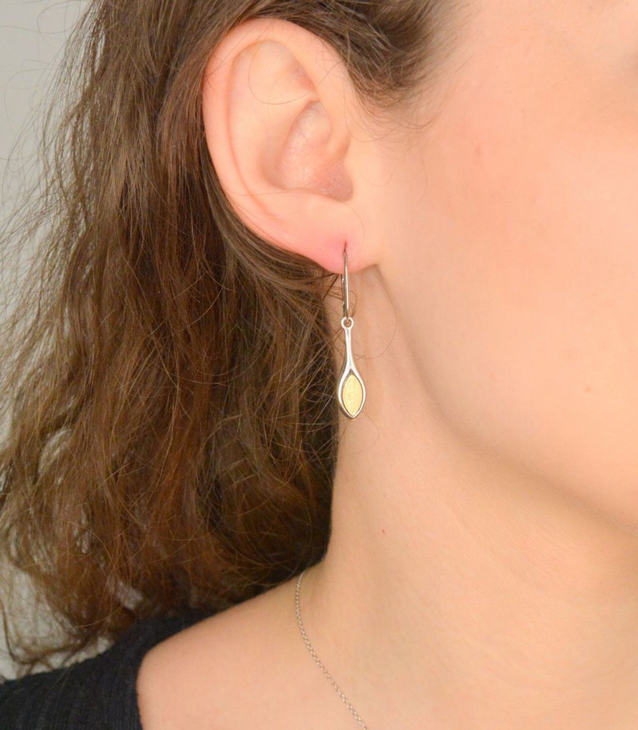 Kolczyki łezki srebrne pozłacane DIA-KLC-4678-925 Srebrne kolczyki zostały wykonane z najwyższej jakości srebra próby 925. Idealny prezent dla każdej kobiety. Srebrne kolczyki posiadają bardzo1.jpg