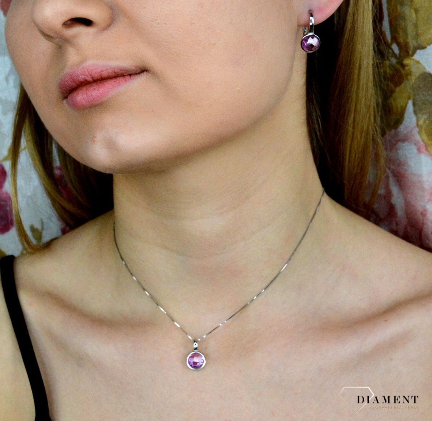 Kolczyki srebrne damskie  Różowe szkiełka  DIA-KLC-4686-925 Srebrne kolczyki zapinane na bigiel angielski, zostały wykonane z najwyższej jakości srebra próby 925. Idealny pomysł na prezent..jpg