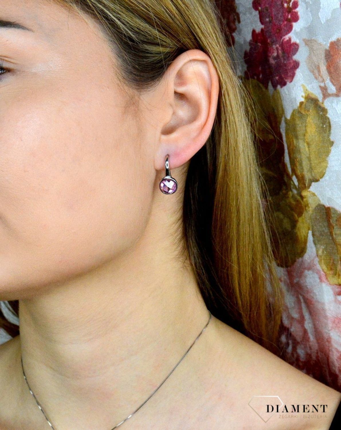 Kolczyki srebrne damskie  Różowe szkiełka  DIA-KLC-4686-925 Srebrne kolczyki zapinane na bigiel angielski, zostały wykonane z najwyższej jakości srebra próby 925. Idealny pomysł na prezent..jpg