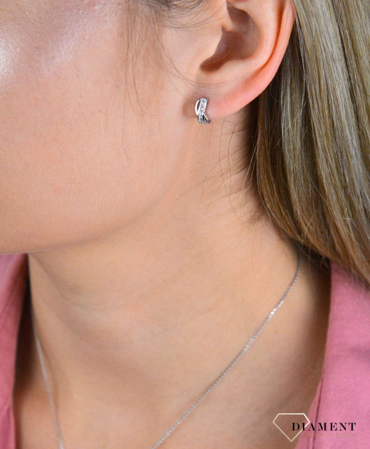 Kolczyki srebrne dziecięce z cyrkonią DIA-KLC-4692-925. Doskonale się sprawdza jako pomysł na prezent dla każdej dziewczynki. ,Krótkie kolczyki dla dziecka, do szkoły..jpg