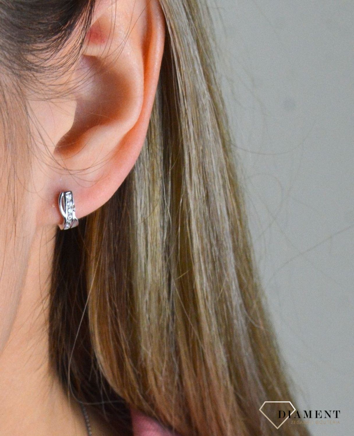Kolczyki srebrne dziecięce z cyrkonią DIA-KLC-4692-925. Doskonale się sprawdza jako pomysł na prezent dla każdej dziewczynki. ,Krótkie kolczyki dla dziecka, do szkoły..jpg