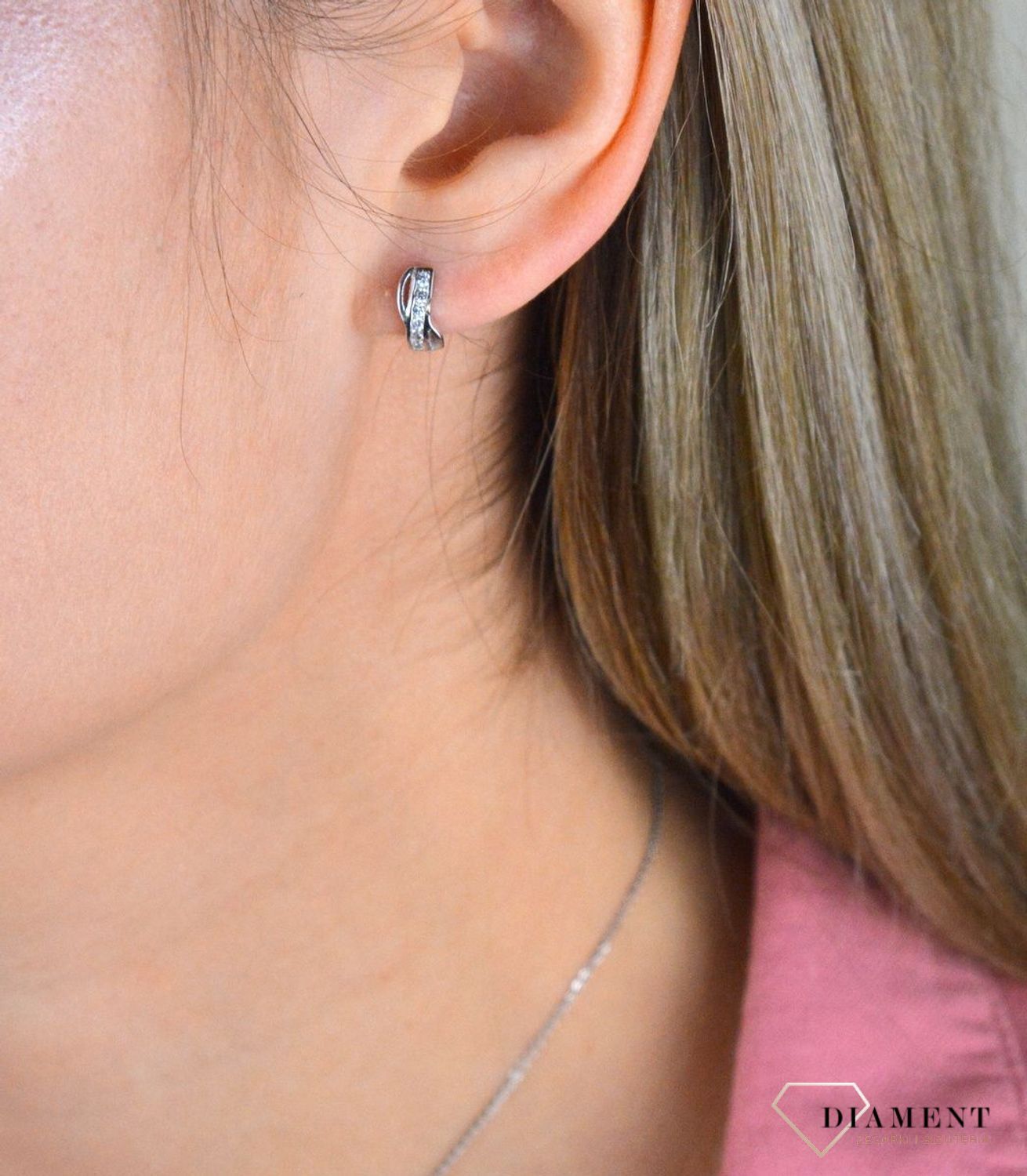 Kolczyki srebrne dziecięce z cyrkonią DIA-KLC-4692-925. Doskonale się sprawdza jako pomysł na prezent dla każdej dziewczynki. ,Krótkie kolczyki dla dziecka, do szkoły..jpg