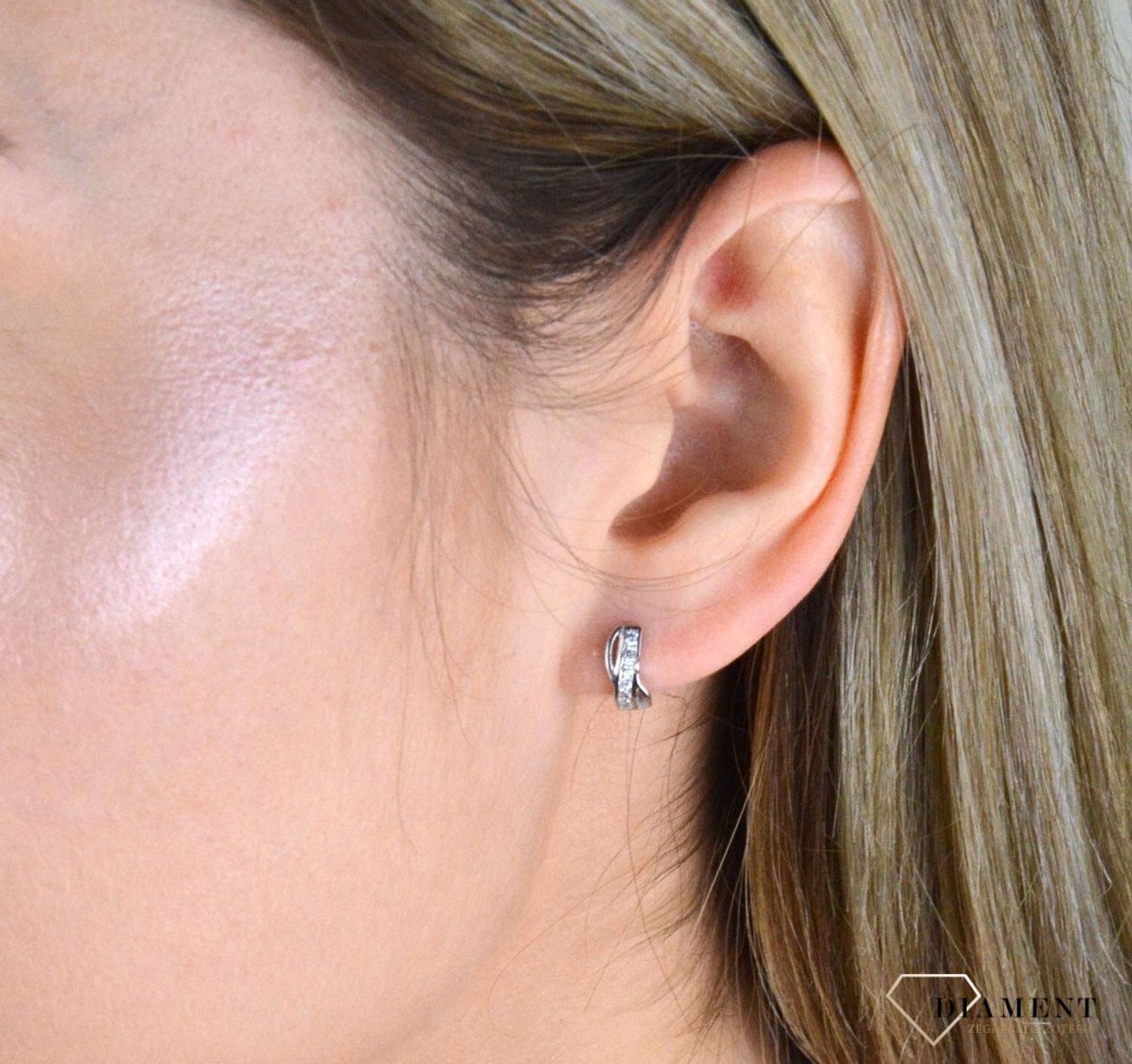 Kolczyki srebrne dziecięce z cyrkonią DIA-KLC-4692-925. Doskonale się sprawdza jako pomysł na prezent dla każdej dziewczynki. ,Krótkie kolczyki dla dziecka, do szkoły..jpg