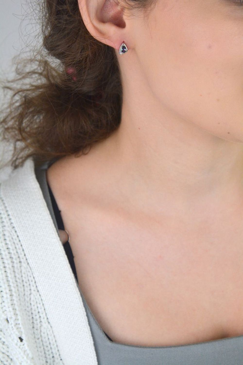 Kolczyki srebrne próby 925 z fioletowo-zieloną cyrkonią, 6x8 mm, zapięcie na sztyft. Waga 1,40 g. Subtelna biżuteria na co dzień i wyjątkowe okazje.1.jpg