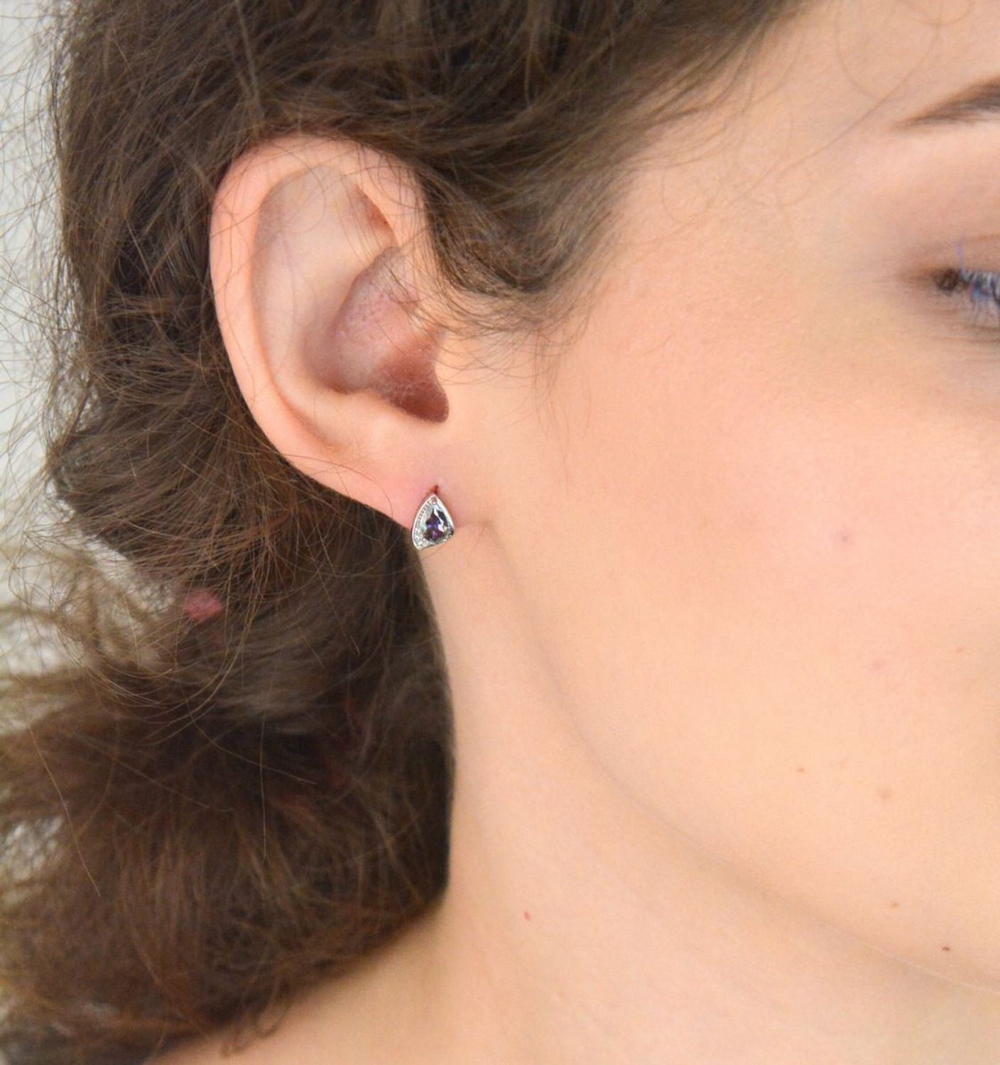 Kolczyki srebrne próby 925 z fioletowo-zieloną cyrkonią, 6x8 mm, zapięcie na sztyft. Waga 1,40 g. Subtelna biżuteria na co dzień i wyjątkowe okazje.1.jpg