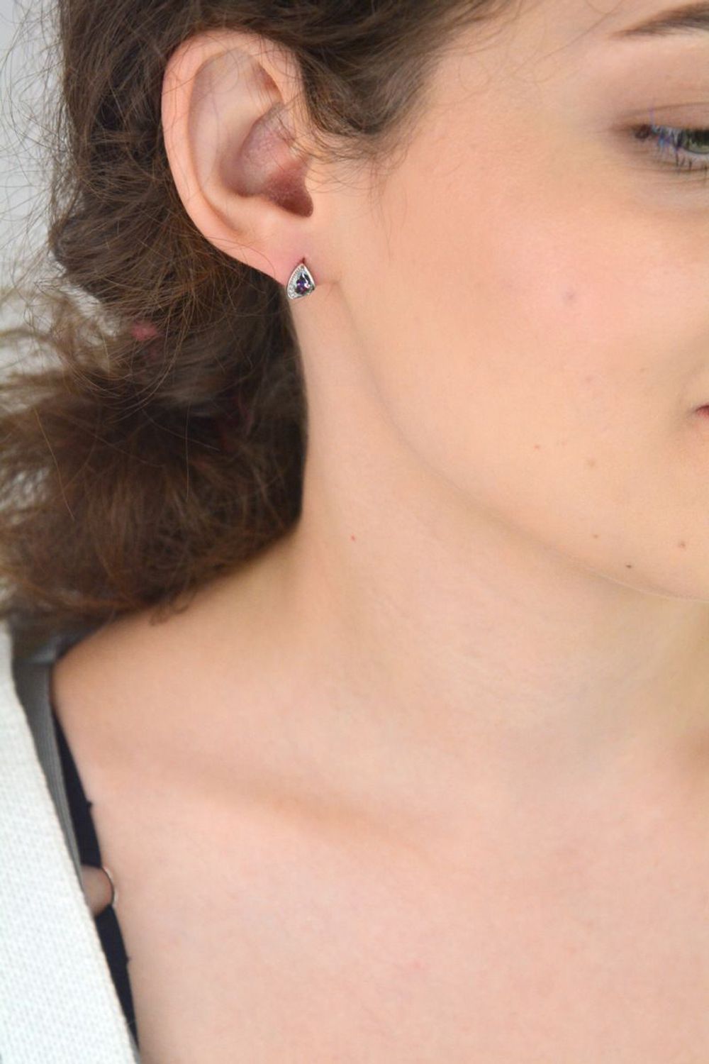 Kolczyki srebrne próby 925 z fioletowo-zieloną cyrkonią, 6x8 mm, zapięcie na sztyft. Waga 1,40 g. Subtelna biżuteria na co dzień i wyjątkowe okazje.1.jpg