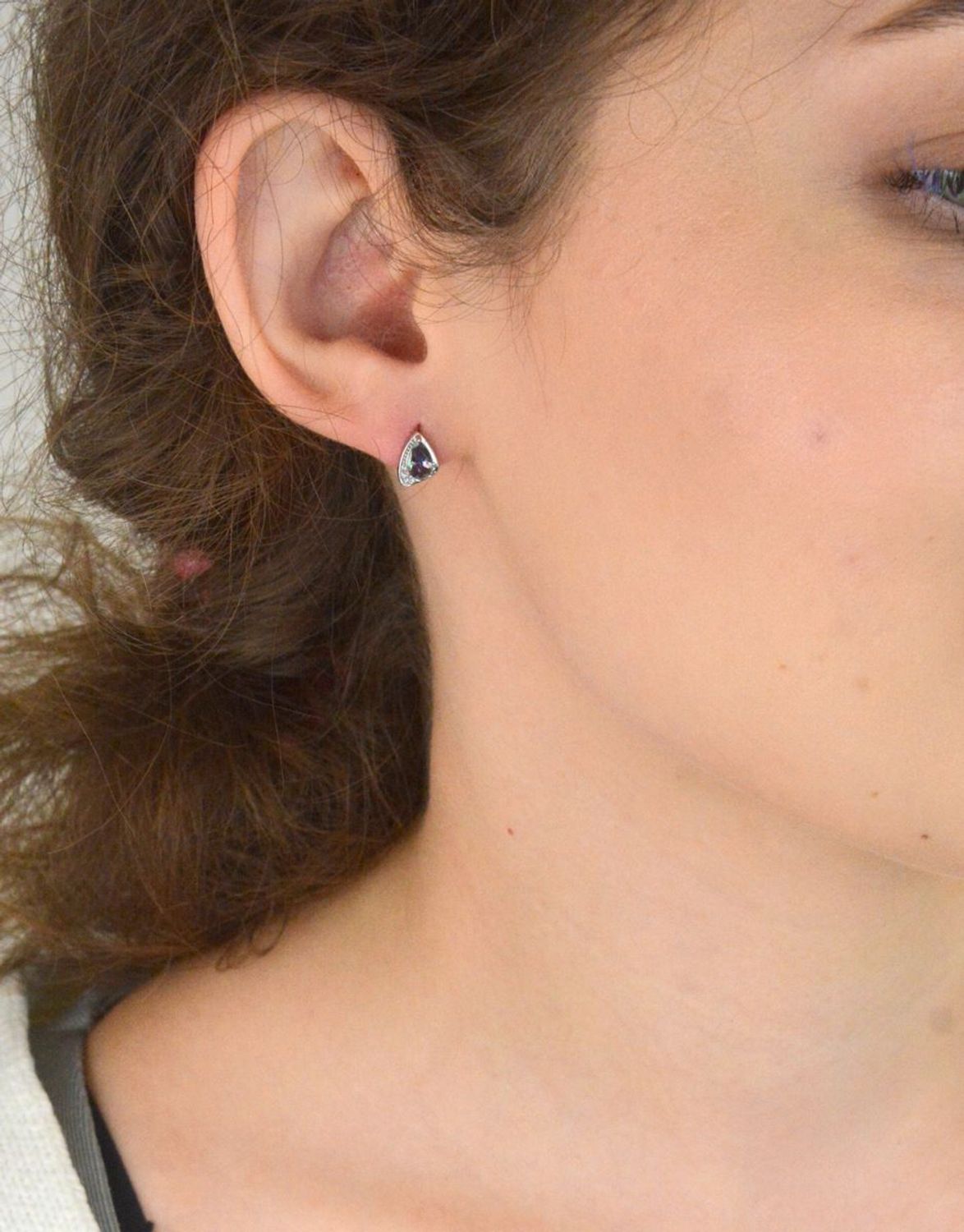 Kolczyki srebrne próby 925 z fioletowo-zieloną cyrkonią, 6x8 mm, zapięcie na sztyft. Waga 1,40 g. Subtelna biżuteria na co dzień i wyjątkowe okazje.1.jpg